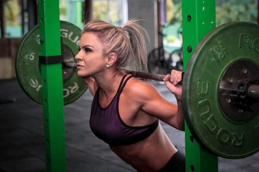 crossfit featured image of female doing squats